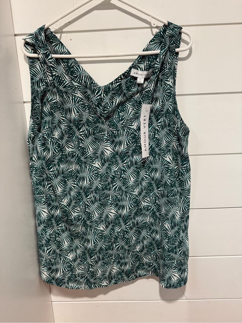 Amour Vert Teal Green Palm-Print V-Neck Sleeveless Top